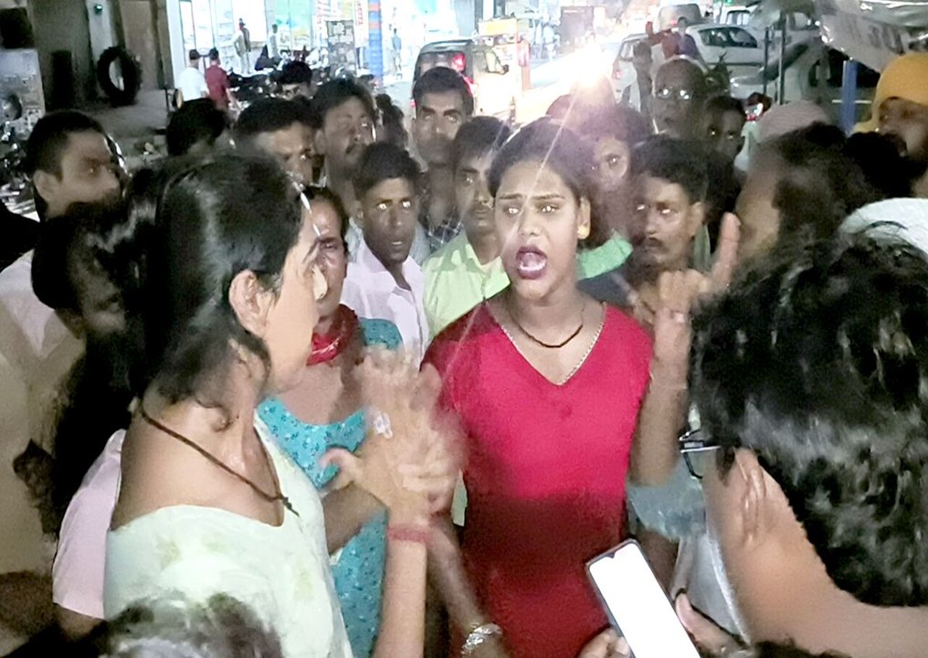क्षेत्र सीमा को लेकर विवाद, किन्नरों के दो गुट आमने-सामने, देखे वीडियो