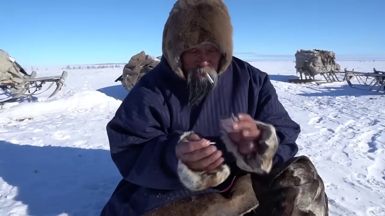 Les nomades du Nord vivent l'hiver. Montagnes de l'Oural et vie dans la toundra. Russie. Film complet.