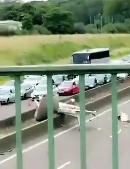 Aeronave cai em autoestrada perto de Paris, em...