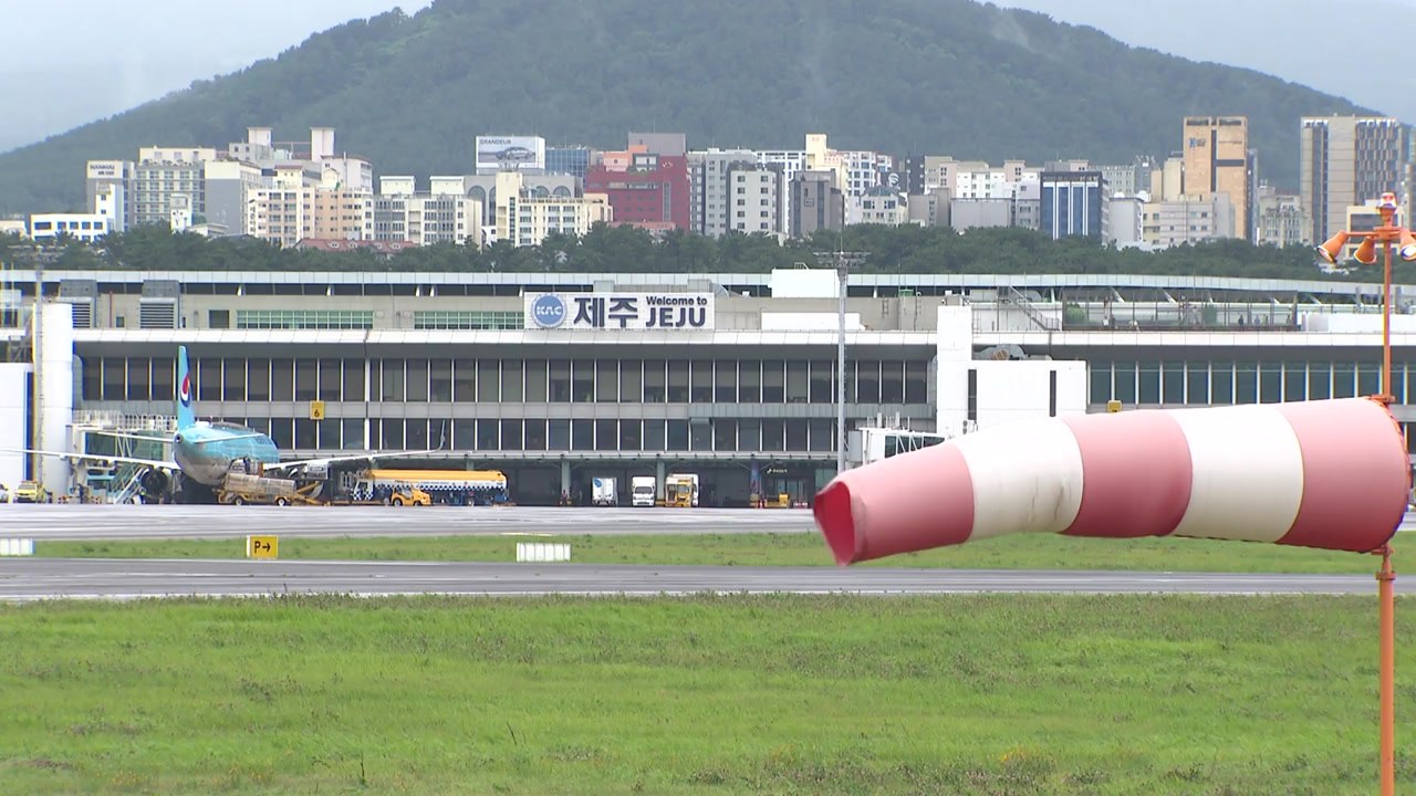 '뜯겨 나가고 부러지고'...제주, 강풍 피해 잇따라 / YTN