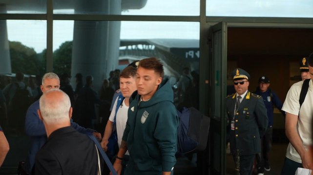 Facce scure, abbracci e qualche selfie: l’arrivo degli Azzurri a Malpensa
