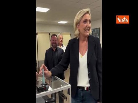 Elezioni legislative in Francia, il momento del voto di Marine Le Pen