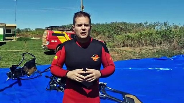 Destroços de helicóptero que caiu em lagoa de Goiás são encontrados