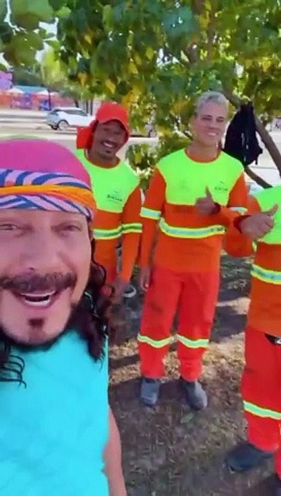 VÍDEO: ‘Turistando’, Bell Marques tira foto com fãs e reconhece beleza de praia nordestina: “linda demais”