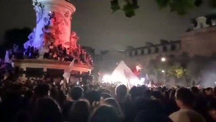 Elezioni in Francia, la festa a Parigi