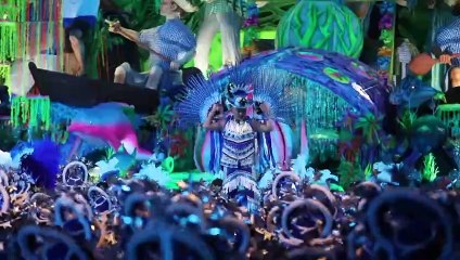 Caprichoso e Garantido mantêm vivo o folclore do boi-bumbá em Parintins