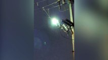 Tá pegando fogo! Internautas flagram fogo em fios de energia na Avenida Rocha Pombo