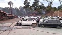 Incêndio em vegetação se alastra e atinge cerca de 50 carros em pátio