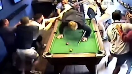 Aficionados ingleses en un billar luego del gol de Bellingham contra Eslovakia en la euro 2024