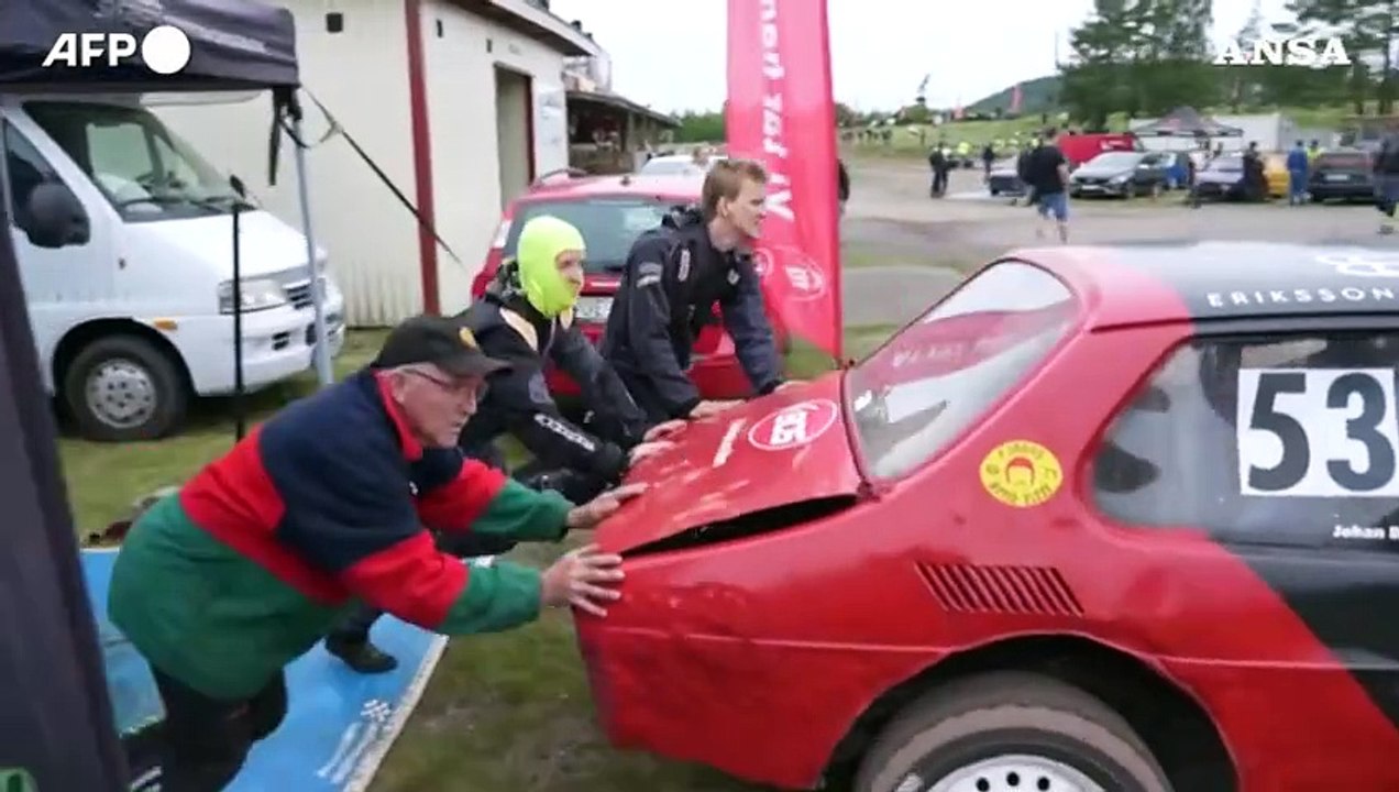 In Svezia la "Folkrace", gara automobilistica fra bolidi improbabili