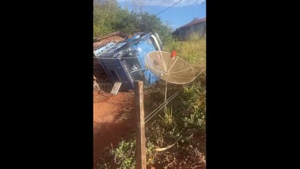 Caminhão de Quarto Centenário tomba e para perto de residência em Formosa