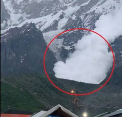 Kedarnath Avalanche : पहाड़ों से आती दिखी आफत, भरभराकर गिरा बर्फ का पहाड़