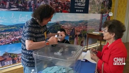 Fransa’da aşırı sağ ilk turu kazandı! Macron sandıktan üçüncü çıktı