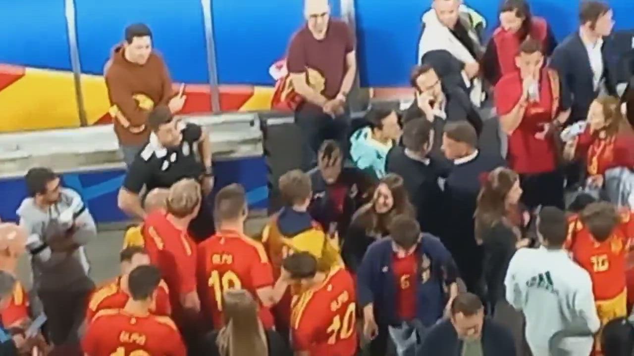 El saludo en la grada tras el partido entre Nico Williams y su familia