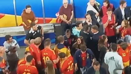 El saludo en la grada tras el partido entre Nico Williams y su familia