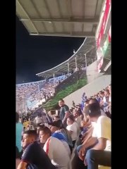 Diputada sacando el dedo y enfrentamiento entre aficionados