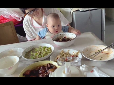 Cute baby - ketika bayi berusia empat bulan melihat sepiring makanan, mata bayi itu menjadi lurus dan tangannya gemetar