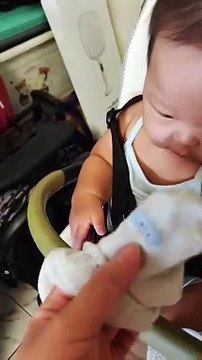 Cute baby - Apakah kaki bayi juga berkeringat? Bayi lucu ini menolak untuk mencium kaus kakinya sendiri