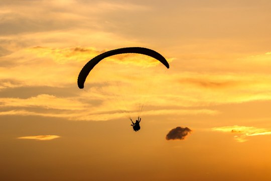 Van Gölü semalarında yamaç paraşütü heyecanı