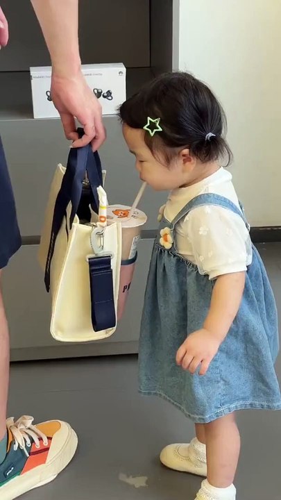 Cute baby - Bayi lucu itu diam-diam meminum teh susu, sementara ayahnya tidak memperhatikan. Setelah ketahuan, dia sangat ingin mencobanya dan ingin meminumnya