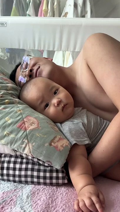 Cute baby - Sang ayah memeluk bayinya dengan ekspresi senang, namun didorong oleh bayinya!