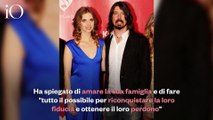 Dave Grohl ha avuto una figlia fuori dal matrimonio: «Devo farmi perdonare dalla mia famiglia»