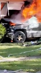 Un conducteur se retrouve sur le toit d'une maison après un accident