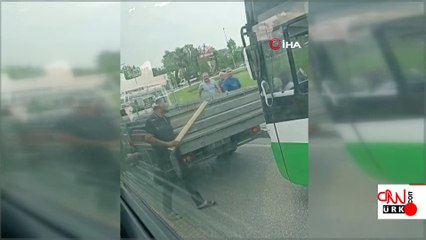 Video Haber | KAÇ YAŞINDA ADAMSINIZ! Kalasla saldırdılar...