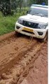गर्भवती महिला को लेने गई एम्बुलेंस कीचड़ में फंसी