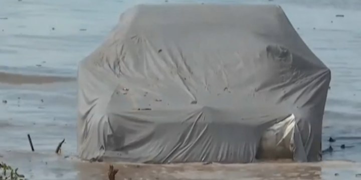 İzmir'de sağanak yağış nedeniyle araçlar denize sürüklendi