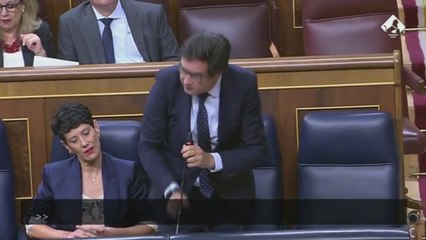Óscar López: "Hoy he descubierto que este escaño contiene un servicio gratuito de asesoramiento en fórmulas de cortesía parlamentaria y en difusión de bulos"