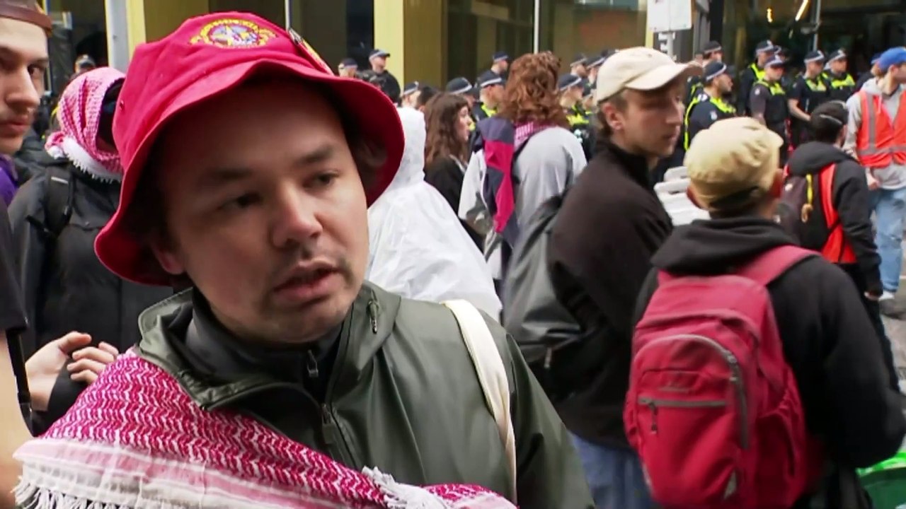 Victorian Police crack down on protesters gathered outside defence contractor convention