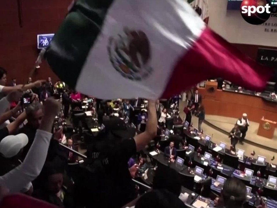 Wütende Demonstranten stürmen Senat in Mexiko