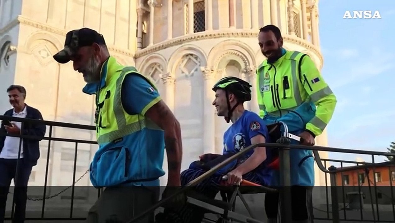 Giovane con disabilita' sulla torre di Pisa: "Si realizza un sogno"