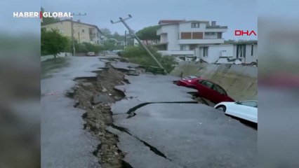 İzmir'de sağanak yağış hayatı felç etti! Menderes'te yol çöktü