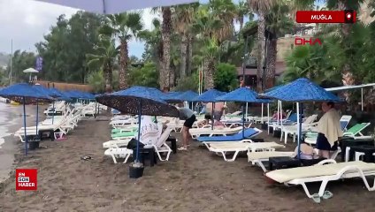 Bodrum'da turistlerin yağmurda deniz keyfi
