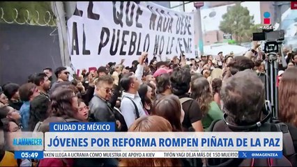 Integrantes del colectivo Jóvenes por la Reforma rompen piñata