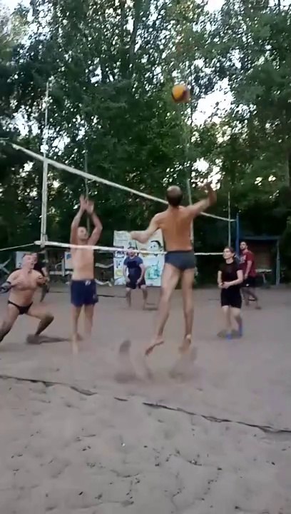 Beach-volley, le joueur a frappé fort le ballon dans le coin le plus à gauche.