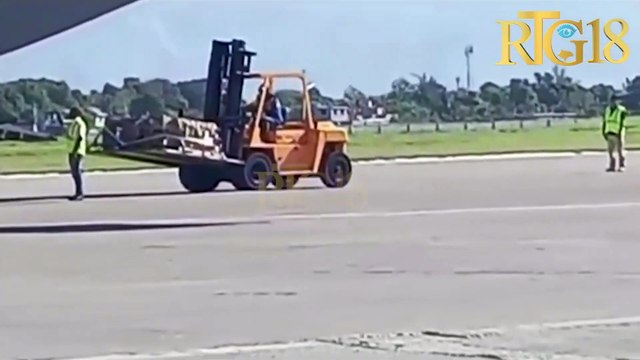 Plizyè avyon US Air Force pote plizyè veyikil blennde ak lòt materyèl pou MMSS