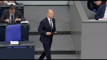 Germania, Scholz difende la stretta sui migranti: 