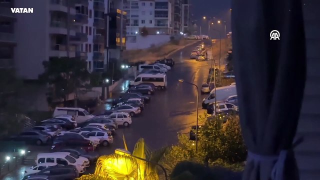 İzmir'de şiddetli yağış! Yol çöktü, bazı araçlar suda mahsur kaldı