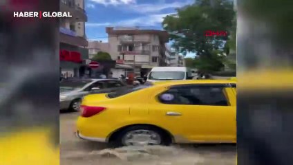 Yer Balıkesir: Sağanak fırtınada yollar göle döndü, tekneler karaya vurdu