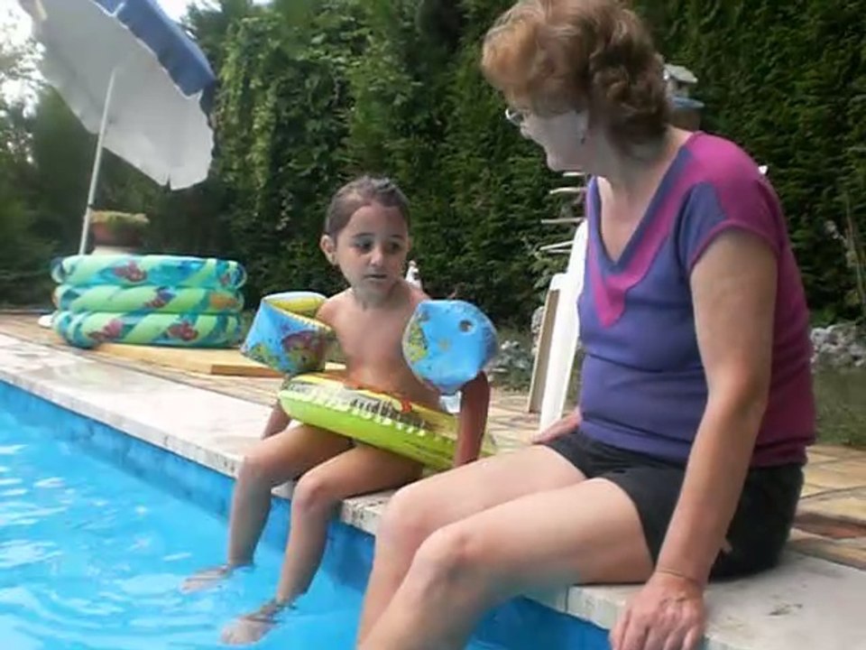 SEB ANNÉES 80= Fleurieu sur Saône, maman et Lana piscine, aout 2011 (refusé par Youtube !)2