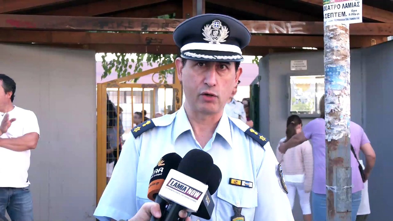 Ενημερωτικά φυλλάδια από την τροχαία Λαμίας στο...