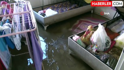 İzmir'i sağanak vurdu: Ev ve iş yerlerini su bastı, tekneler sele kapıldı