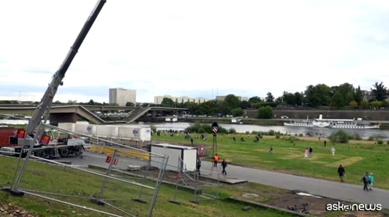 A Dresda crolla parzialmente il ponte Carola sul fiume Elba