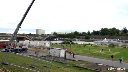 A Dresda crolla parzialmente il ponte Carola sul fiume Elba