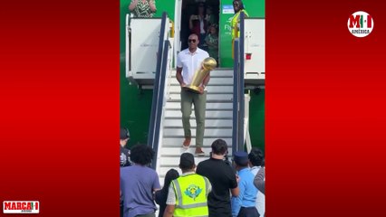 Al Horford llega a su país en el avión de los Celtics con el trofeo de la NBA en mano, siendo el primer dominicano en lograrlo