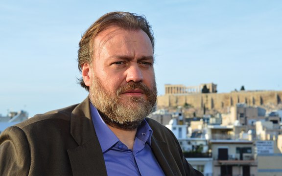Stefano Fresi porta in tv il Montalbano greco: Vi presento Kostas