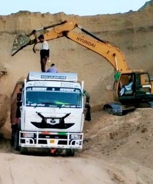 नदी भरी होने के चलते खेतो व आसपास के क्षेत्रो मे घुसकर कर रहे अवैध खनन